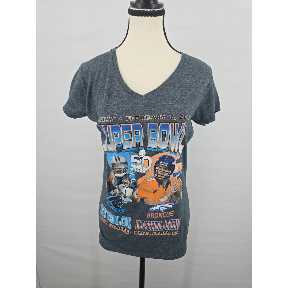 Gildan Super Bowl 50 Panthers vs Broncos V-Neck Graphic T-Shirt XL Charcoal Grey
